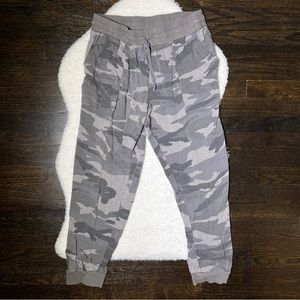 Splendid Gray Camo Print Joggers Medium